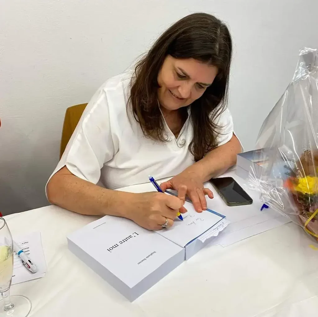Stephanie en train de signer son livre