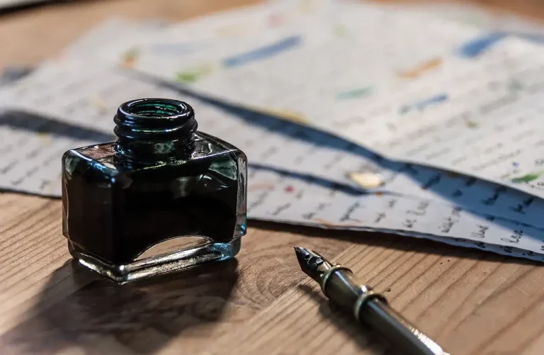 Encrier avec une plume posée sur une table